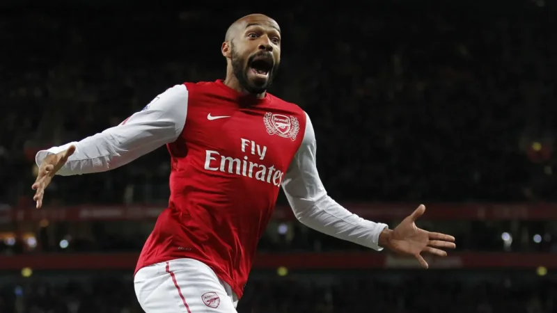 Thierry Henry dipastikan tampil di Jakarta bersama legenda Arsenal menghadapi Manchester United Legends di SUGBK. ((Foto: AFP/Ian Kington)