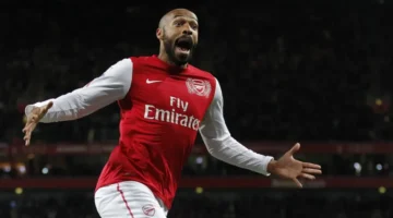 Thierry Henry dipastikan tampil di Jakarta bersama legenda Arsenal menghadapi Manchester United Legends di SUGBK. ((Foto: AFP/Ian Kington)