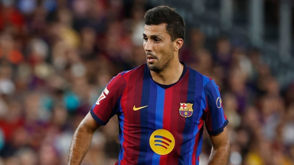 Rodri mengungkap perbedaan metode Pep Guardiola dan Hansi Flick, termasuk pola latihan gym dan pendekatan match fitness. (AP Photo/Joan Monfort)
