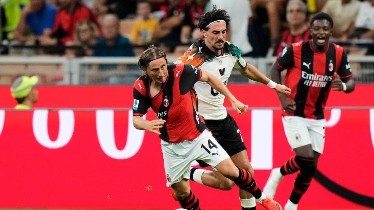 AC Milan mengalahkan Lecce 3-0 di San Siro. Pulisic, Rabiot, dan Moreira membawa Rossoneri meraih kemenangan. (AP Photo/Luca Bruno)