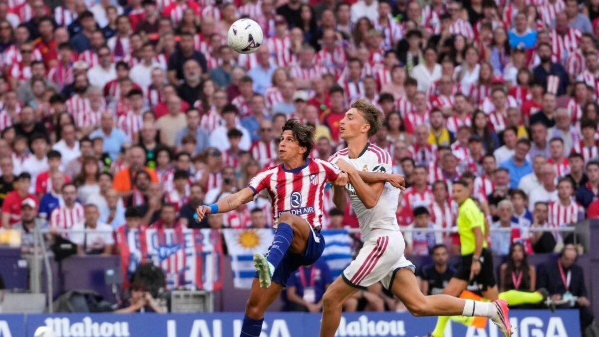 Dean Huijsen hanya mendapat hukuman satu laga usai kartu merah melawan Atletico Madrid dan masih bisa tampil di El Clasico. (AP Photo/Bernat Armangue)