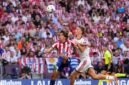 Dean Huijsen hanya mendapat hukuman satu laga usai kartu merah melawan Atletico Madrid dan masih bisa tampil di El Clasico. (AP Photo/Bernat Armangue)