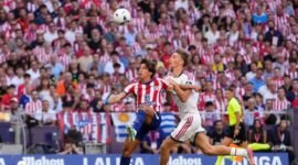 Dean Huijsen hanya mendapat hukuman satu laga usai kartu merah melawan Atletico Madrid dan masih bisa tampil di El Clasico. (AP Photo/Bernat Armangue)