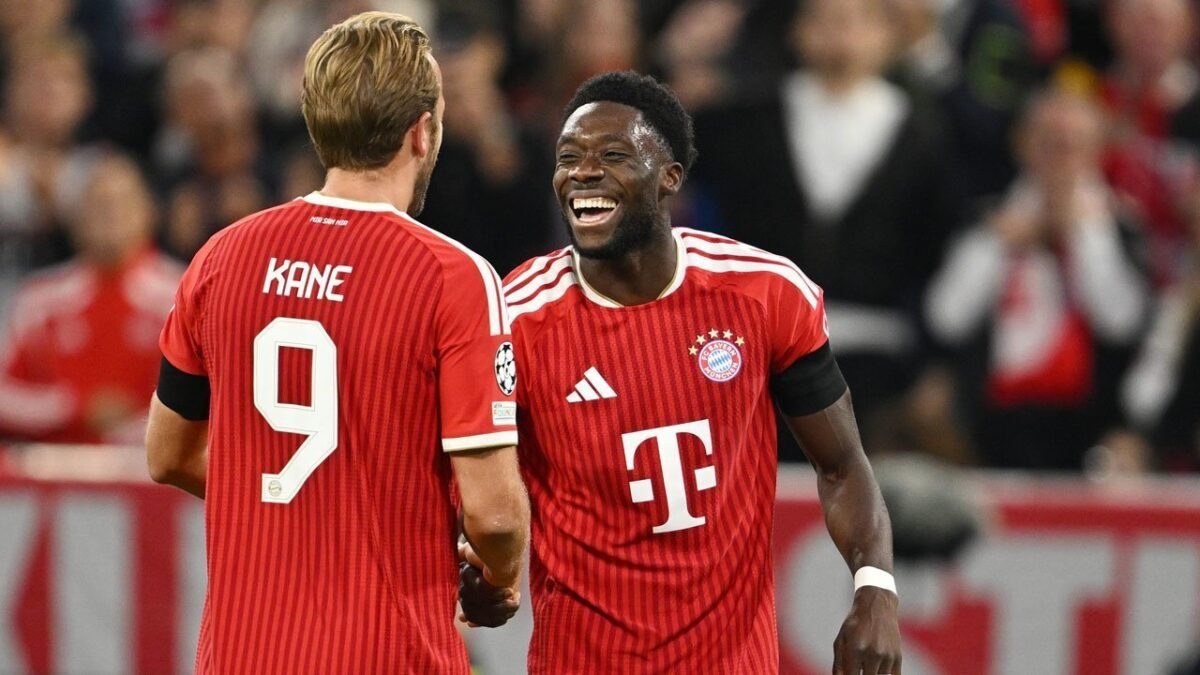 Pemain Bayern Munchen Alphonso Davies (kanan) merayakan gol bersama Harry Kane dalam laga Liga Champions antara Bayern vs Bodo/Glimt di Munich, Jerman, 10 September 2026 (c) AP Photo/Lennart Preiss