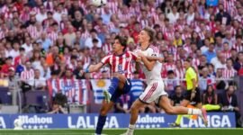 Jose Mourinho mengkritik wasit Ortiz Arias setelah Real Madrid kalah dari Atletico Madrid di Derby Madrid La Liga 2026/2027. (AP Photo/Bernat Armangue)_