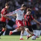 Pemain Liverpool Dominik Szoboszlai berduel dengan pemain Bournemouth Alex Scott dalam pertandingan Premier League, Minggu (20/9/2026). (foto: AP Photo/Ian Walton)