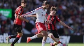 Pemain Liverpool Dominik Szoboszlai berduel dengan pemain Bournemouth Alex Scott dalam pertandingan Premier League, Minggu (20/9/2026). (foto: AP Photo/Ian Walton)