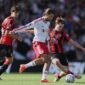 Pemain Liverpool Dominik Szoboszlai berduel dengan pemain Bournemouth Alex Scott dalam pertandingan Premier League, Minggu (20/9/2026). (foto: AP Photo/Ian Walton)
